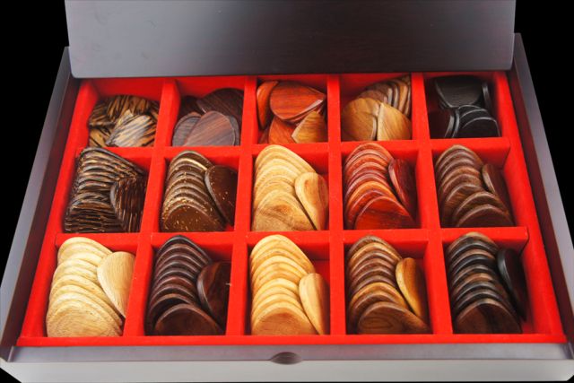 Holz- Plektrum Curly Maple Std