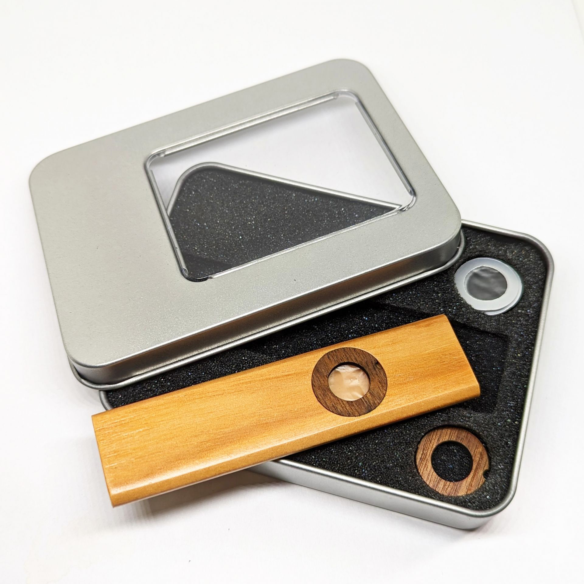 Holz-Kazoo in Metall-Box