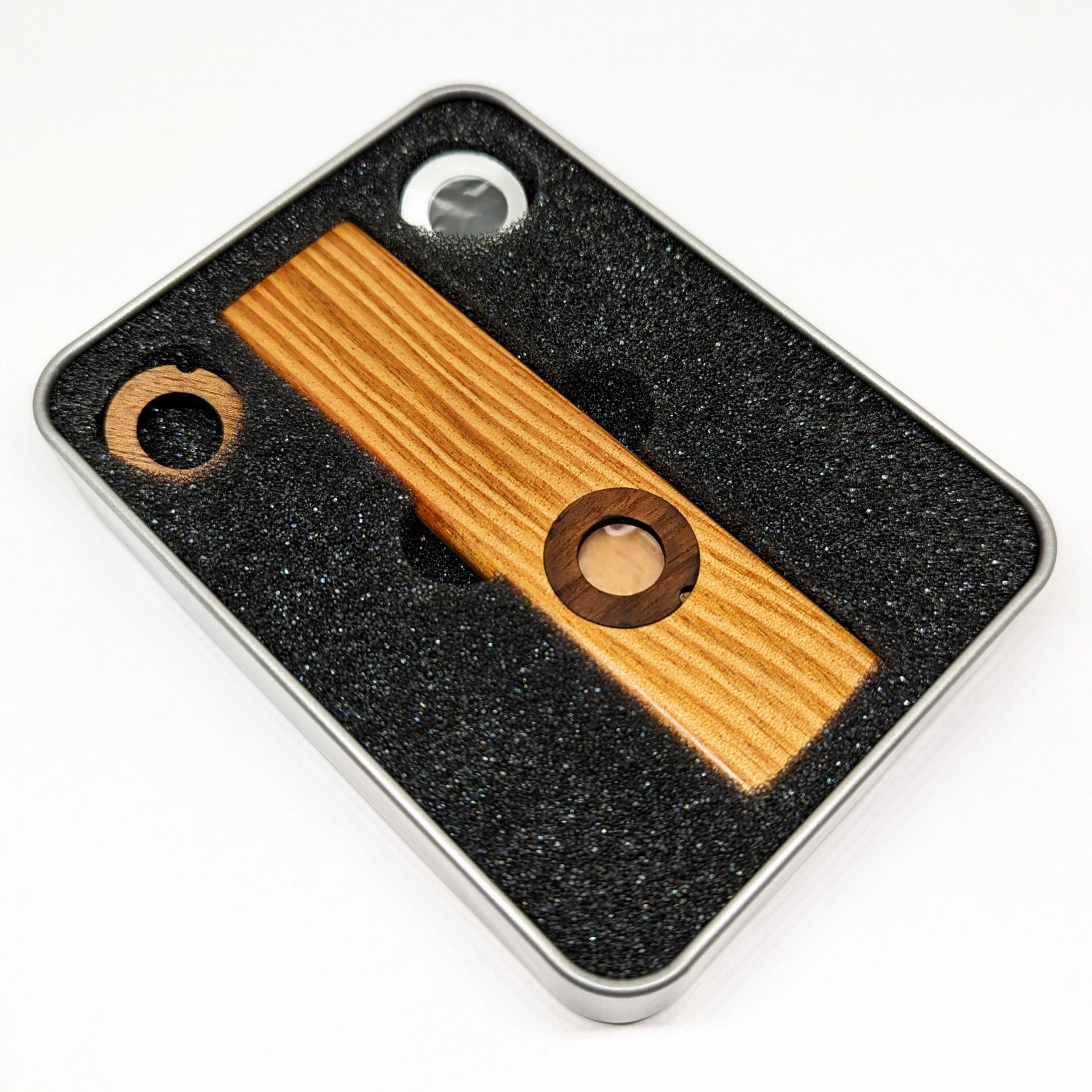 Holz-Kazoo in Metall-Box